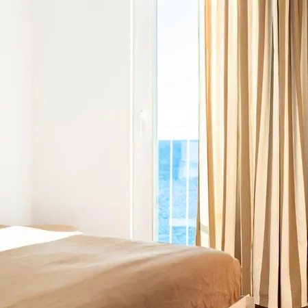 Σπίτι διακοπών Milnamour, Whole House By The Sea With Parking *