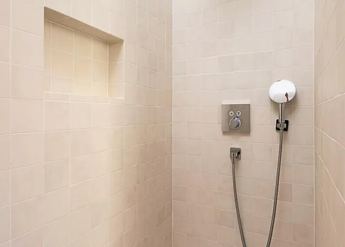 Milnamour, Whole House By The Sea With Parking Holiday home *