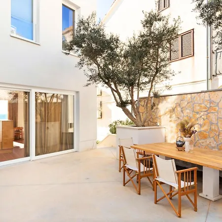 Semesterbostad Milnamour, Whole House By The Sea With Parking Hvar Town