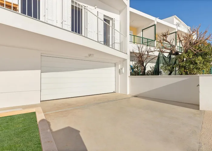 Milnamour, Whole House By The Sea With Parking 펜션 흐바르